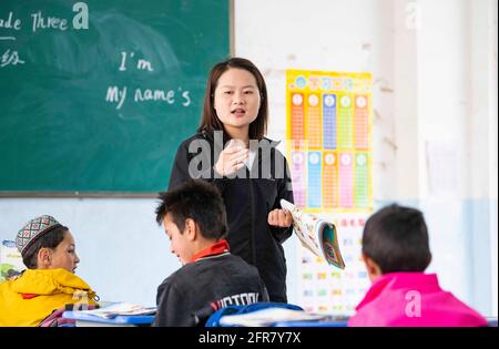 (210520) -- AKTO, 20. Mai 2021 (Xinhua) -- Chen Fangying unterrichtet Englisch im Dorf Alimalik im Bezirk Akto, nordwestlich der Autonomen Region Xinjiang Uygur in China, 12. Mai 2021. Chen Fangying, ein 24-jähriger Dorflehrer, kommt aus der südwestlichen Provinz Guizhou in China. Als sie vor zwei Jahren ihr College abschloss, entschied sie sich, in Xinjiang Lehrerin zu werden. Die Grundschule, in der Chen unterrichtet, befindet sich im Kunlun-Gebirge, mehr als 1,800 Kilometer von Xinjangs Hauptstadt Urumqi entfernt. „für mich ist dies das Leben, das ich in meinen Zwanzigern leben sollte“, sagte Chen. Chen Fangying hat mehr als Stockfoto
