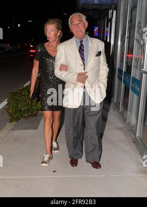 FORT LAUDERDALE; FL - MAI 19: Rodger Stone und Katie Hopkins sehen, wie sie gemeinsam nach dem Essen in Fort Lauderdale am 20. Mai 2021 in Fort Lauderdale, Florida, weggehen Credit: Storms Media/MediaPunch People: Rodger Stone, Katie Hopkins Stockfoto