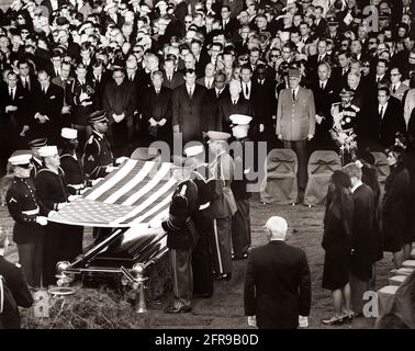 AR8255-3K 25. November 1963 Begräbnis und Faltung der Flaggenzeremonie für Präsident John F. Kennedy. Foto: (Rechts, von vorne nach hinten) Jacqueline Kennedy, Robert F. Kennedy, Eunice Shrver, Patricia Lawford, Jean Smith, Der Super des Nationalfriedhofs von Arlington, Jack Meltzer, (vordere Reihe von Mitte nach rechts), der Präsident der Bundesrepublik Deutschland, Heinrich Lübbe, der General Charles de Gaulle von Frankreich, der Kaiser von Äthiopien, Haile Selassie, der Präsident der Phillipinen Diosdado Macapagal, und Trauernde. Grabstätte, Arlington National Cemetery, Washington, D.C. Bitte schreiben Sie: 'Abbie Rowe. W Stockfoto