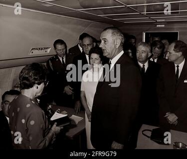 ST-1A-2-63 22. November 1963 Reise nach Texas: Vereidigung an Bord der Air Force One, Lyndon B. Johnson (LBJ) als Präsident. Bitte schreiben Sie 'Cecil Stoughton. Fotografien Des Weißen Hauses. John F. Kennedy Presidential Library and Museum, Boston' Stockfoto