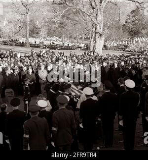 ST-C422-12-63 25. November 1963 Staatsbegräbnis von Präsident Kennedy: Requiem-Messe in der St. Matthew's Cathedral und Beerdigung auf dem Arlington National Cemetery. Bitte schreiben Sie 'Cecil Stoughton. Fotografien Des Weißen Hauses. John F. Kennedy Presidential Library and Museum, Boston' Stockfoto