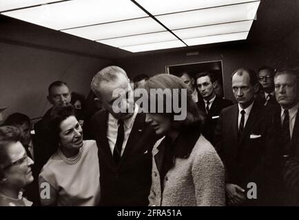 ST-1A-19-63 22. November 1963 Reise nach Texas: Vereidigung an Bord der Air Force One, Lyndon B. Johnson (LBJ) als Präsident. Bitte schreiben Sie 'Cecil Stoughton. Fotografien Des Weißen Hauses. John F. Kennedy Presidential Library and Museum, Boston' Stockfoto