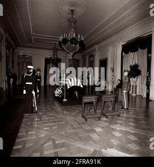KN-C30614 23. November 1963 Staatsfuneral von Präsident Kennedy: In Ruhe im Ostraum des Weißen Hauses liegend Bitte verrechnen Sie 'Robert Knudsen. Fotografien Des Weißen Hauses. John F. Kennedy Presidential Library and Museum, Boston' Stockfoto