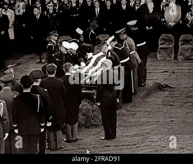 AR8255-3M 25. November 1963 Requiem-Messe, St. Matthews' Cathedral und Beerdigung auf dem Nationalfriedhof von Arlington. Bitte geben Sie „Abbie Rowe“ einen Kredit an. Fotografien Des Weißen Hauses. John F. Kennedy Presidential Library and Museum, Boston' Stockfoto
