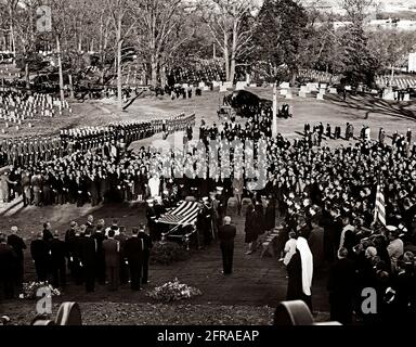 AR8255-3J 25. November 1963 Requiem-Messe, St. Matthews' Cathedral und Beerdigung auf dem Nationalfriedhof von Arlington. Bitte geben Sie „Abbie Rowe“ einen Kredit an. Fotografien Des Weißen Hauses. John F. Kennedy Presidential Library and Museum, Boston' Stockfoto