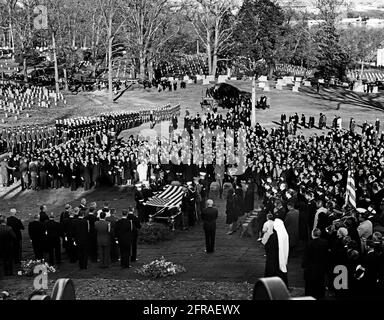 AR8255-3J 25. November 1963 Requiem-Messe, St. Matthews' Cathedral und Beerdigung auf dem Nationalfriedhof von Arlington. Bitte geben Sie „Abbie Rowe“ einen Kredit an. Fotografien Des Weißen Hauses. John F. Kennedy Presidential Library and Museum, Boston' Stockfoto