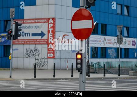 WARSCHAU. POLEN - 2015. AUGUST: Kein Hinweisschild auf dem Hintergrund des Einkaufszentrums, Ampel, gelbe Ampel leuchtet. Hochwertige Fotos Stockfoto