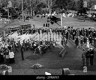 AR8255-3I 25. November 1963 Requiem-Messe, St. Matthews' Cathedral und Beerdigung auf dem Nationalfriedhof von Arlington. Bitte geben Sie „Abbie Rowe“ einen Kredit an. Fotografien Des Weißen Hauses. John F. Kennedy Presidential Library and Museum, Boston' Stockfoto