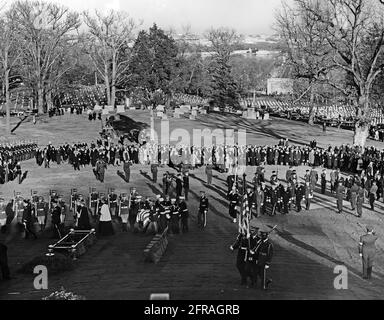 AR8255-3F 25. November 1963 Requiem-Messe, St. Matthews' Cathedral und Beerdigung auf dem Nationalfriedhof von Arlington. Bitte geben Sie „Abbie Rowe“ einen Kredit an. Fotografien Des Weißen Hauses. John F. Kennedy Presidential Library and Museum, Boston' Stockfoto