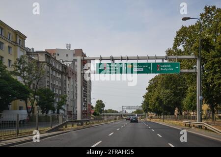 WARSCHAU. POLEN - August 2015: Blick auf die Straße in Richtung Danzig, Belastok, Krakau, Breslau, Posen. Grüne Straßenschilder. Die Straße entlang der Wohngegend. Stockfoto