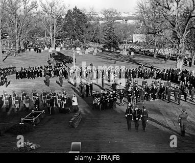 AR8255-3E 25. November 1963 Requiem-Messe, St. Matthews' Cathedral und Beerdigung auf dem Nationalfriedhof von Arlington. Bitte geben Sie „Abbie Rowe“ einen Kredit an. Fotografien Des Weißen Hauses. John F. Kennedy Presidential Library and Museum, Boston' Stockfoto