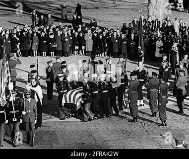 AR8255-3D 25. November 1963 Requiem-Messe, St. Matthews' Cathedral und Beerdigung auf dem Nationalfriedhof von Arlington. Bitte geben Sie „Abbie Rowe“ einen Kredit an. Fotografien Des Weißen Hauses. John F. Kennedy Presidential Library and Museum, Boston' Stockfoto