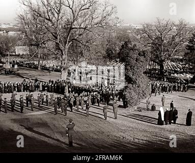 AR8255-3C 25. November 1963 Requiem-Messe, St. Matthews' Cathedral und Beerdigung auf dem Nationalfriedhof von Arlington. Bitte geben Sie „Abbie Rowe“ einen Kredit an. Fotografien Des Weißen Hauses. John F. Kennedy Presidential Library and Museum, Boston' Stockfoto