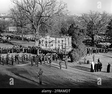 AR8255-3C 25. November 1963 Requiem-Messe, St. Matthews' Cathedral und Beerdigung auf dem Nationalfriedhof von Arlington. Bitte geben Sie „Abbie Rowe“ einen Kredit an. Fotografien Des Weißen Hauses. John F. Kennedy Presidential Library and Museum, Boston' Stockfoto
