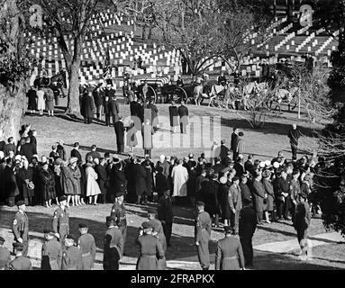AR8255-3A 25. November 1963 Requiem-Messe, St. Matthews' Cathedral und Beerdigung auf dem Nationalfriedhof von Arlington. Bitte geben Sie „Abbie Rowe“ einen Kredit an. Fotografien Des Weißen Hauses. John F. Kennedy Presidential Library and Museum, Boston' Stockfoto