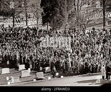 AR8255-2X 25. November 1963 Requiem-Messe, St. Matthews' Cathedral und Beerdigung auf dem Nationalfriedhof von Arlington. Bitte geben Sie „Abbie Rowe“ einen Kredit an. Fotografien Des Weißen Hauses. John F. Kennedy Presidential Library and Museum, Boston' Stockfoto