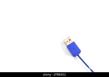 Nahaufnahme eines blauen USB-Kabels auf weißem Hintergrund Stockfoto