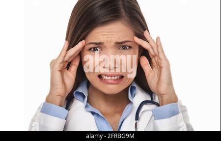 Lustige Gesichtsausdruck doctore Gefühl schlecht für medizinische Malpratice Fehler. Gestresste ängstliche asiatische Frau mit Kopfschmerzen Stockfoto
