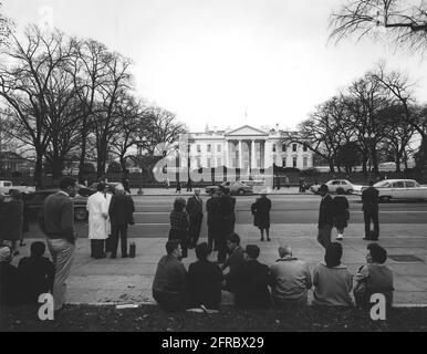 AR8255-C22 November 1963 Washington, D.C., Mordreaktion. Bitte geben Sie „Abbie Rowe“ einen Kredit an. Fotografien Des Weißen Hauses. John F. Kennedy Presidential Library and Museum, Boston' Stockfoto