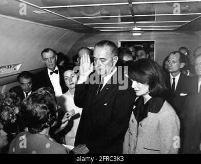 ST-1A-6-6322 November 1963 Präsident Lyndon B. Johnson legt nach der Attentat auf Präsident John F. Kennedy im Love Field in Dallas, Texas, den Amtseid auf Air Force One ab. Von links nach rechts: Stellvertretender Pressesprecher, Malcolm Kilduff (mit diktierender Maschine, teilweise aus dem Rahmen heraus); Richterin Sarah T. Hughes (eidesstattender Eid); Jack Valenti; Kongressabgeordneter Albert Thomas von Texas; Sekretärin von Präsident Johnson, Marie Fehmer (teilweise hinter Thomas versteckt); First Lady Bird Johnson; Dallas Police Chief, Jesse Curry (Gesicht durch die erhobene Hand des Vizepräsidenten verborgen); Präsident Johnson; Stockfoto