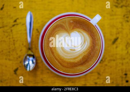 Eine Tasse Cappuccino auf einem Holztisch Stockfoto