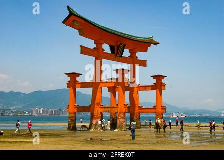 Torii des Itsukushima-jinja-Schreines Stockfoto