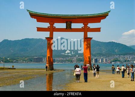 Torii des Itsukushima-jinja-Schreines Stockfoto