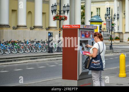 WARSCHAU. POLEN - 2015. AUGUST: Ein Mädchen kauft am ZTM-Automaten für den öffentlichen Verkehr in Warschau ein Ticket. Warmer Sommer in Warschau. Stockfoto