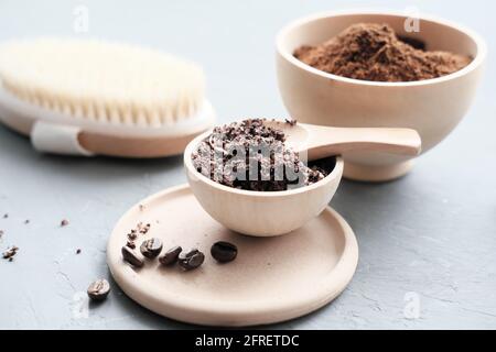 Hausgemachter Kaffee Körper Peeling in einer Schüssel und gemahlener Kaffee und Körperbürste. Zucker Poliermaske für Cellulite Kampf. Handgemachte Kosmetik. Stockfoto