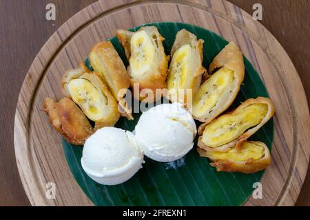 Eine Portion gebratene Banane mit Eis Stockfoto