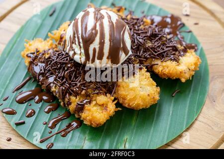 Eine Portion gebratene Banane mit Eis Stockfoto