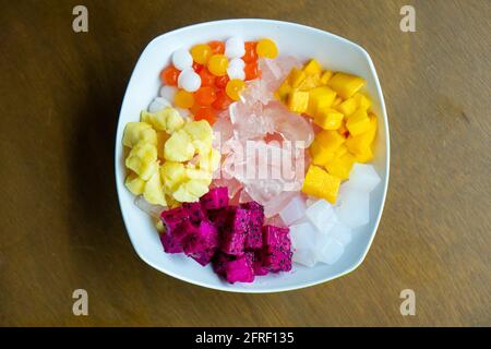 Variationen von frischem Fruchteis mit den Grundzutaten der jungen Kokosnuss. Stockfoto