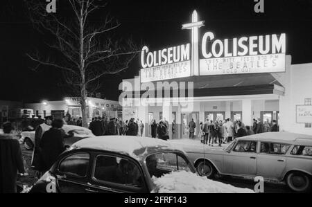 Am 11. Februar 1964 spielten die Beatles ihr legendäres erstes amerikanisches Konzert, das ausverkauft war, im Washington Coliseum. Das Coliseum befand sich neben dem WWDC, dem ersten US-Radiosender, der eine Beatles-Platte spielte. (USA) Stockfoto