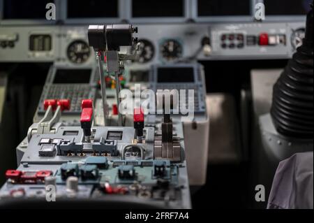 Druckhebel des Motors. Modernes Düsenflugzeug, Cockpit Stockfoto