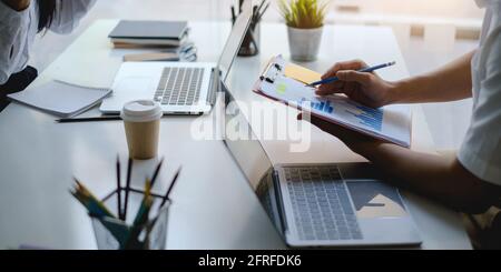 Fondmanager Team Beratung und Diskussion über die Analyse Investmentmarkt. Finanzierung Anlagekonzept. Stockfoto