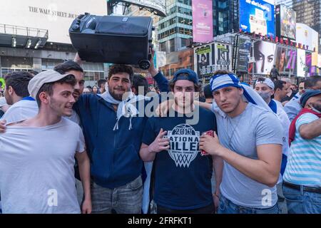 New York, Usa. Mai 2021. NEW YORK, NY - 20. MAI: Pro-israelische Unterstützer versammeln sich am Times Square während einer Kundgebung zur Unterstützung Israels am 20. Mai 2021 in New York City. Trotz der Ankündigung eines Waffenstillstands zwischen Israel und Aktivisten aus Gaza stehen Dutzende von Anhängern beider Seiten des Konflikts in einem gewaltsamen Zusammenstoß auf den Straßen des Times Square. Dutzende wurden verhaftet und von der Polizei festgenommen, bevor sie aus dem Platz vertrieben wurden. Kredit: Ron Adar/Alamy Live Nachrichten Stockfoto