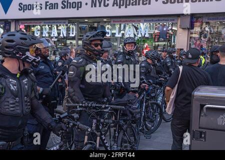 New York, Usa. Mai 2021. NEW YORK, NY - 20. MAI: Beamte des New Yorker Polizeidezernats (NYPD) vertreiben am 20. Mai 2021 in New York City pro-palästinensische Demonstranten bei einem gewaltsamen Zusammenstoß auf dem Times Square. Trotz der Ankündigung eines Waffenstillstands zwischen Israel und Aktivisten aus Gaza kämpften Dutzende Anhänger beider Seiten des Konflikts auf den Straßen des Times Square. Dutzende wurden verhaftet und von der Polizei festgenommen, bevor sie aus dem Platz vertrieben wurden. Kredit: Ron Adar/Alamy Live Nachrichten Stockfoto