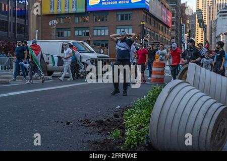 New York, Usa. Mai 2021. NEW YORK, NY - 20. MAI: Während einer Kundgebung zur Unterstützung Israels am 20. Mai 2021 in New York City, die als pro-palästinensische Demonstranten angesehen wird, stürzten sich auf dem Times Square nieder. Trotz der Ankündigung eines Waffenstillstands zwischen Israel und Aktivisten aus Gaza kämpften Dutzende Anhänger beider Seiten des Konflikts auf den Straßen des Times Square. Dutzende wurden verhaftet und von der Polizei festgenommen, bevor sie aus dem Platz vertrieben wurden. Kredit: Ron Adar/Alamy Live Nachrichten Stockfoto