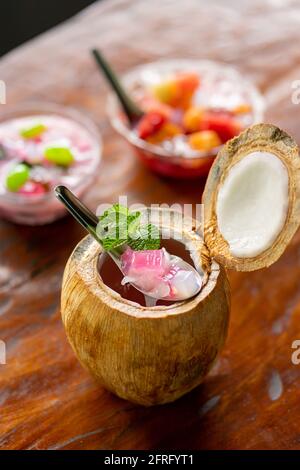 Variationen von frischem Fruchteis mit den Grundzutaten der jungen Kokosnuss. Stockfoto