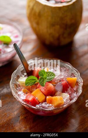 Variationen von frischem Fruchteis mit den Grundzutaten der jungen Kokosnuss. Stockfoto