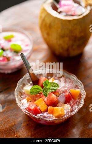 Variationen von frischem Fruchteis mit den Grundzutaten der jungen Kokosnuss. Stockfoto