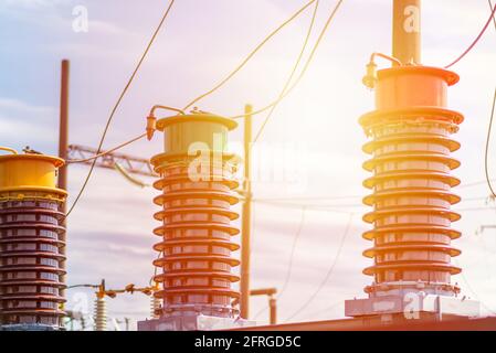 Detail des Hochspannungs-Leistungsschalters in einem Umspannwerk.Hochspannungs-Leistungsschalter in einem Umspannwerk an einem sonnigen Tag.Nahaufnahme. Stockfoto