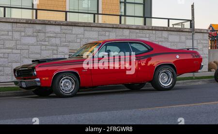 Blick auf die Straße des alten Plymouth Duster Oldtimers, der am Seitenweg der Straße geparkt ist. April 18,2021-Guilford, BC, Kanada. Reisefoto, Straße vi Stockfoto