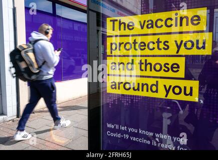 London. Großbritannien - 05.18.2021: Eine Werbung der Regierung des Gesundheitsdienstes auf der Hauptstraße, die die Öffentlichkeit zur Übernahme der Covid-19-Impfung auffordert. Stockfoto