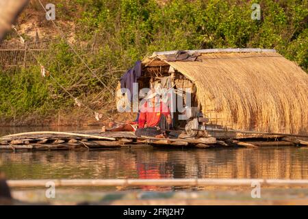 Traditionelles Fanggerät aus Holz, Bambus und Netzen, das in Sümpfen oder Flüssen installiert und im ländlichen Thailand ausgiebig eingesetzt wird Stockfoto