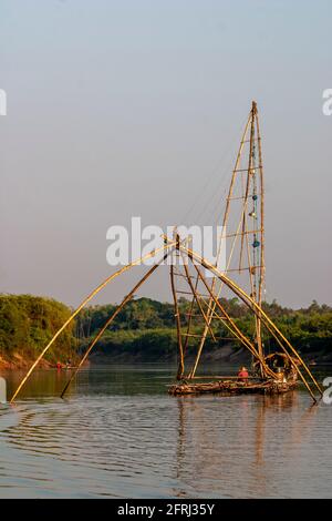 Traditionelles Fanggerät aus Holz, Bambus und Netzen, das in Sümpfen oder Flüssen installiert und im ländlichen Thailand ausgiebig eingesetzt wird Stockfoto