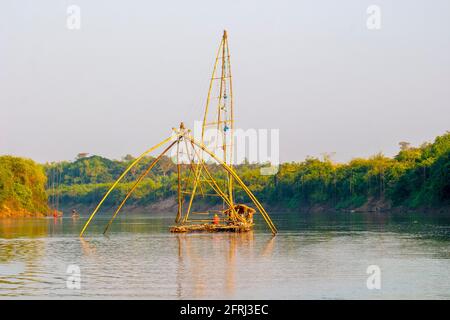 Traditionelles Fanggerät aus Holz, Bambus und Netzen, das in Sümpfen oder Flüssen installiert und im ländlichen Thailand ausgiebig eingesetzt wird Stockfoto