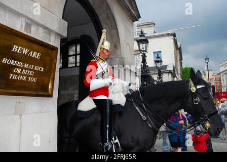 Rettungswache auf Pferd, Horse Guards Parade, Whitehall, London, Großbritannien Stockfoto