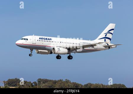 Aegean Airlines Airbus A319-132 (REG: SX-DGF), der aus Athen kommt und den üblichen Dash 8 ersetzt. Stockfoto