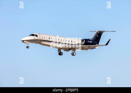 Air Hamburg Embraer Legacy 650E (EMB-135BJ) (Reg.: D-AIRG) auf der Kurzfinalbahn 31. Stockfoto